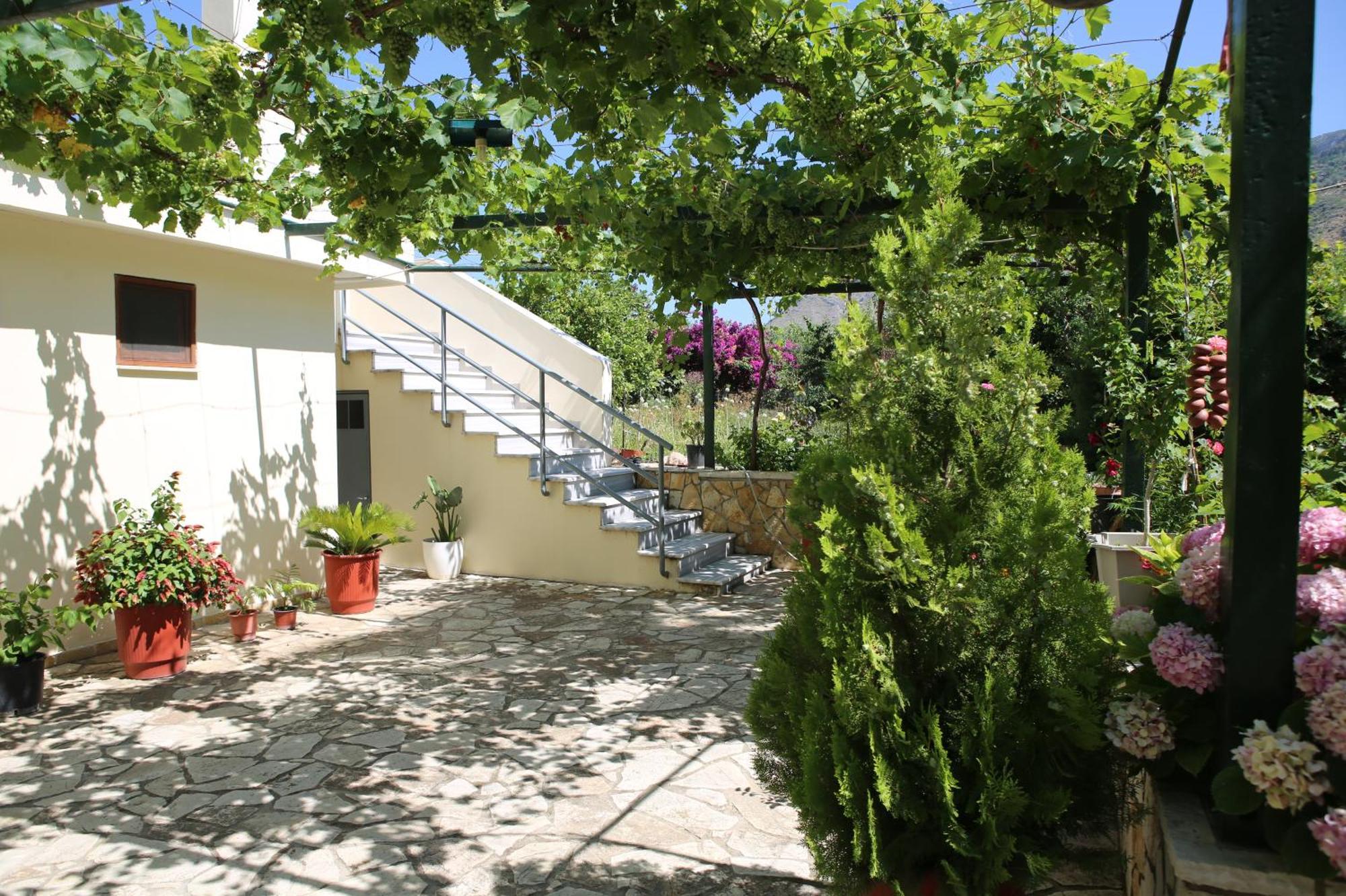 La Casa di Nonna Lejlighed Qeparo Eksteriør billede